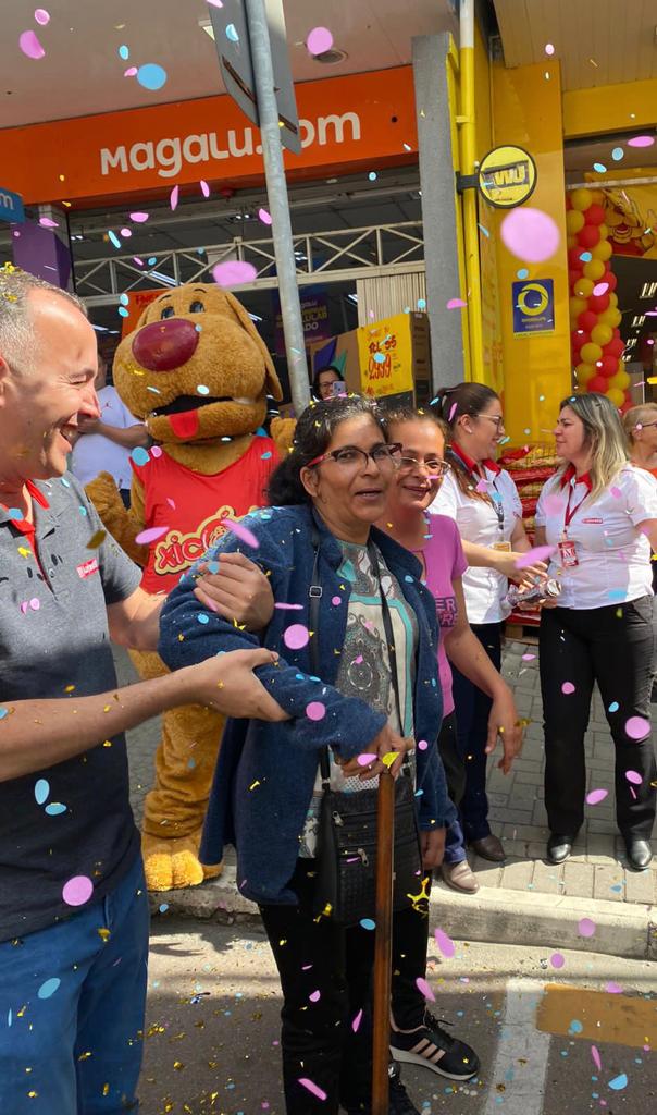 Emoção marca a entrega do Caminhão de Prêmios da Lojas MM em Araucária